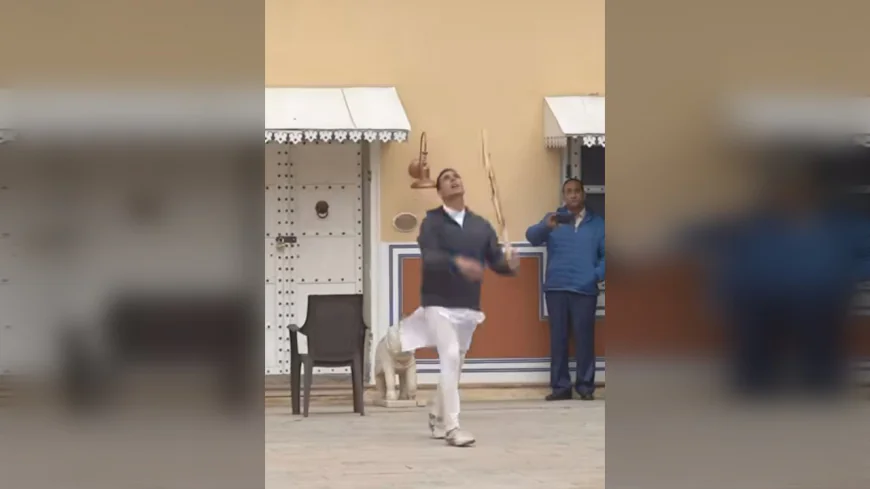 Akshay Kumar, Shikhar Dhawan Play Cricket on Bhooth Bangla Set